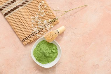 Pudra tozlu kibrit çayı ve renk arkaplanda chasen ile kase