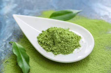 Renkli arka planda pudralı kibrit çayı ile kase, yakın plan