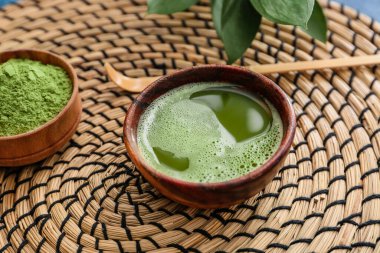 Bir fincan kibrit çayı ve chashaku. Masada, yakın plan.