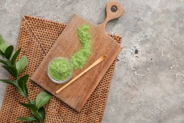 Koyu arkaplanda pudralı kibrit çay ve chashaku olan tahta