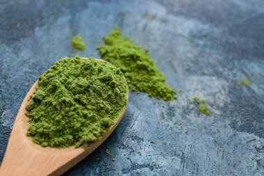 Renkli arka planda pudralı kibrit çay kaşığı, yakın plan