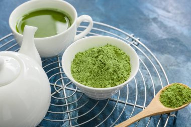 Renkli arkaplanda pudralanmış kibrit çayı ile kompozisyon