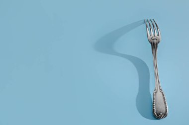 Renk arkaplanı üzerinde stil çatalı