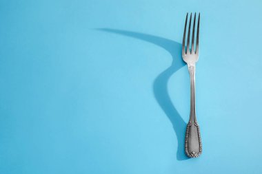 Renk arkaplanı üzerinde stil çatalı