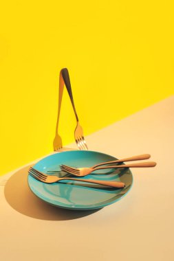 Renkli arkaplanda çatal ve tabak