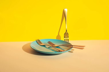 Renkli arkaplanda çatal ve tabak