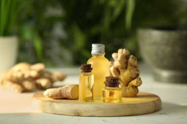 Masada zencefilli yağlı şişeler var.