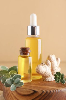 Renkli arka planda zencefil esaslı yağlı şişeler