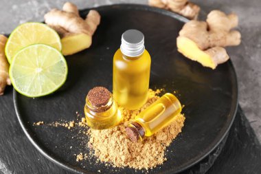 Zencefilli şişeler siyah masanın üzerinde gerekli yağ