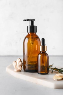 Hafif arka planda zencefil esaslı yağlı şişeler