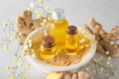 Hafif arka planda zencefil esaslı yağlı şişeler