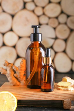 Zencefilli şişeler ahşap zemin üzerinde gerekli yağ