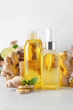 Hafif arka planda zencefil esaslı yağlı şişeler