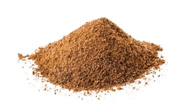 Beyaz arka planda tatlı hindistan cevizi şekeri