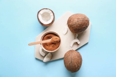 Tatlı hindistan cevizleri ve bir kase şeker.