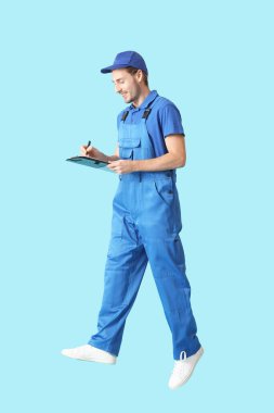 Renkli arka planda zıplayan erkek işçi