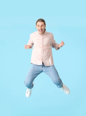 Zıplayan genç adam renk arkaplanı