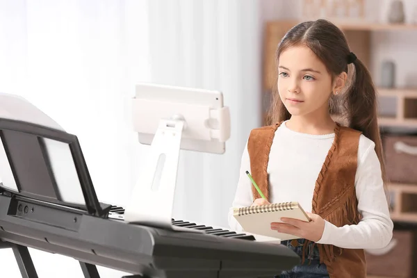 Klein Meisje Neemt Muzieklessen Online Thuis — Stockfoto