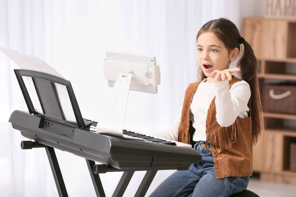 Klein Meisje Neemt Muzieklessen Online Thuis — Stockfoto