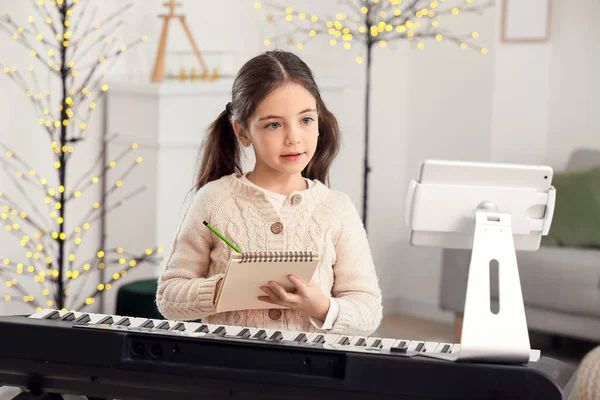 Klein Meisje Neemt Muzieklessen Online Thuis — Stockfoto