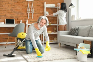 Olgun çift evlerini temizliyor.