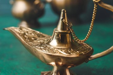 Renk arkaplanındaki dileklerin Aladdin lambası, kapat