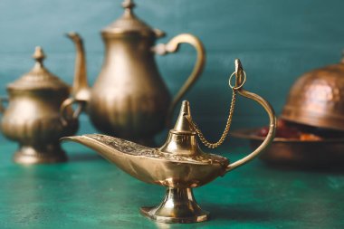 Renk arkaplanındaki dileklerin Aladdin lambası