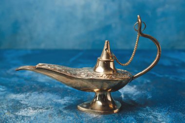 Renk arkaplanındaki dileklerin Aladdin lambası