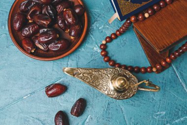 Tasbih 'li dileklerin lambası ve renk arkaplan üzerinde tarihler