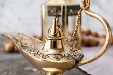 Aladdin 'in dilek lambası masada, yakın plan