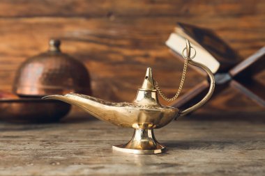 Ahşap arka planda dileklerin Aladdin lambası