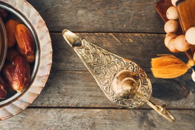 Ahşap arka planda dilek ve tarihlerin Aladdin lambası