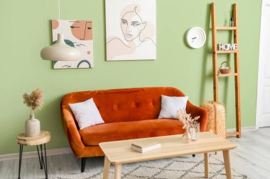 Modern oturma odasının içinde şık bir kanepe ve masa.