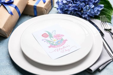 Anneler Günü için renk arkaplan üzerinde güzel masa ayarları