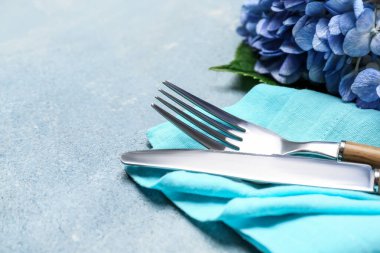 Renk arkaplanına göre festival masası ayarları için çatal bıçak takımı, yakın plan