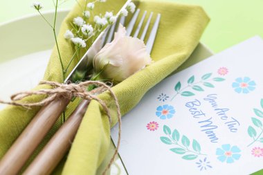 Anneler Günü için renk arkaplan üzerinde güzel masa ayarları