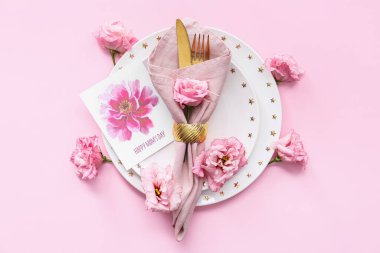 Anneler Günü için renk arkaplan üzerinde güzel masa ayarları