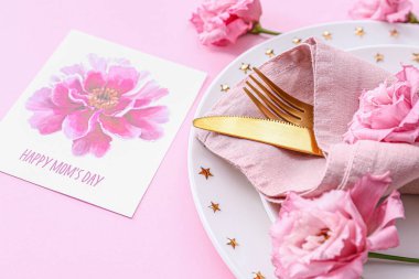 Anneler Günü için renk arkaplan üzerinde güzel masa ayarları