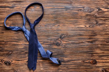 Ahşap arka planda şık kravatlar