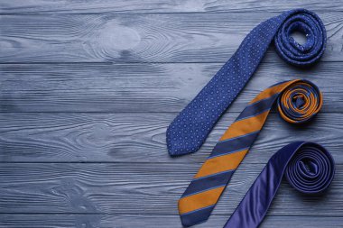Ahşap arka planda şık kravatlar