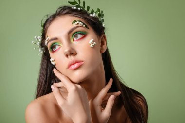 Renkli makyajlı güzel bir genç kadının portresi.