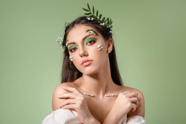 Renkli makyajlı güzel bir genç kadının portresi.