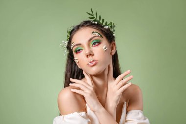 Renkli makyajlı güzel bir genç kadının portresi.