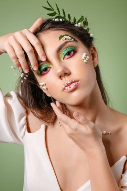 Renkli makyajlı güzel bir genç kadının portresi.