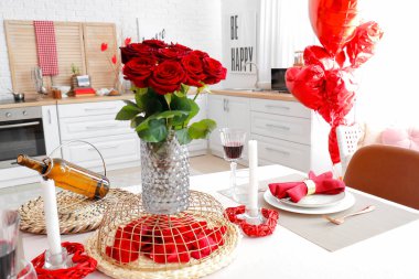 Evde Sevgililer Günü kutlaması için şenlik masası.