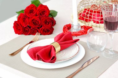 Evde Sevgililer Günü kutlaması için şenlik masası.