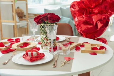 Evde Sevgililer Günü kutlaması için şenlik masası.