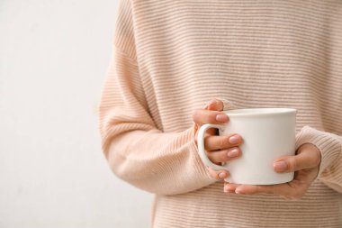 Bir fincan sıcak çay içen kadın, yakın plan.