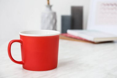 Ofis masasında bir fincan çay