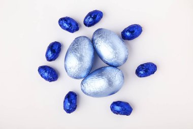 Beyaz arka planda tatlı çikolata yumurtaları